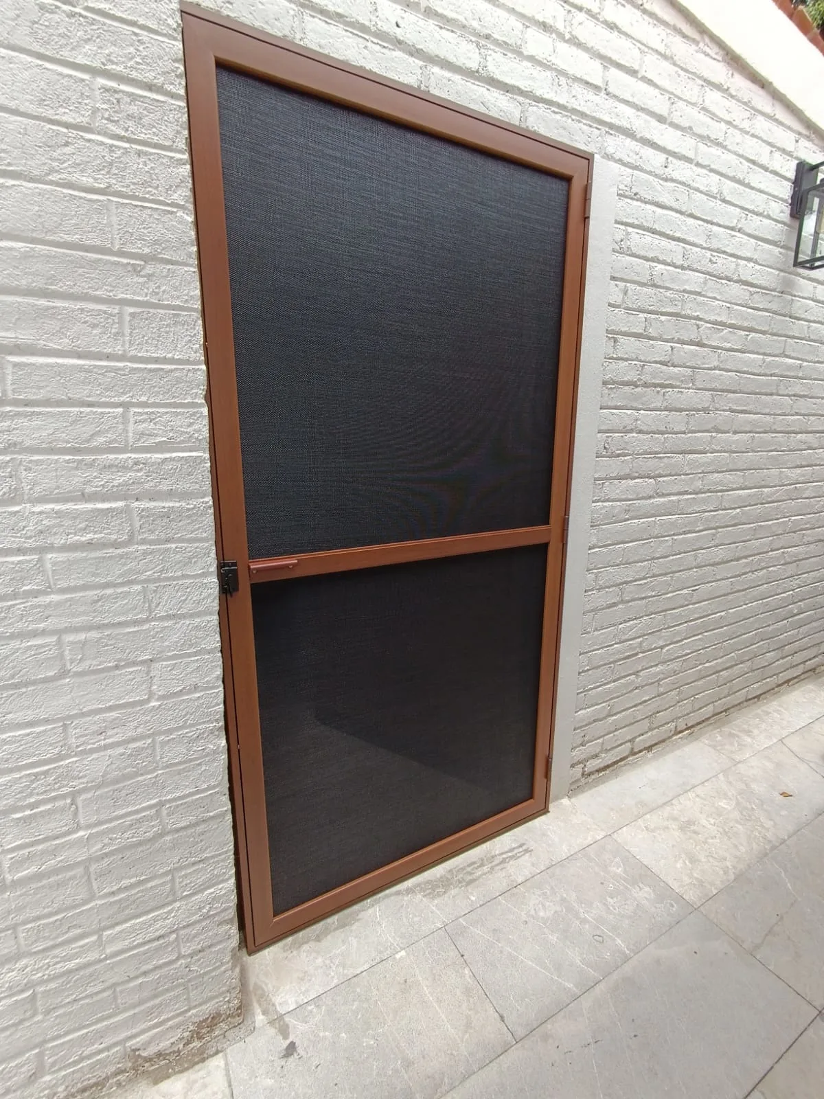 Puerta con mosquitero integrado